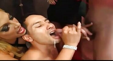 sex r63 roblox Cô gái được trao cho một phimsex 2020 người hàng xóm.